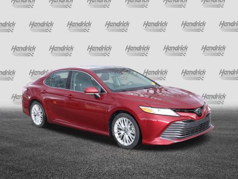 Used 2018 Toyota Camry XLE image 2
