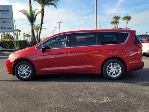 New 2026 Chrysler Pacifica Select image 4