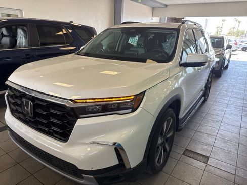 Used 2024 Honda Pilot Touring image 2