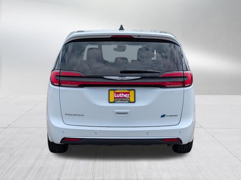 Used 2024 Chrysler Pacifica Limited FWD image 6