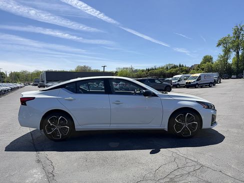 Used 2023 Nissan Altima 2.5 SR w/ SR Premium Package AWD/4WD image 8
