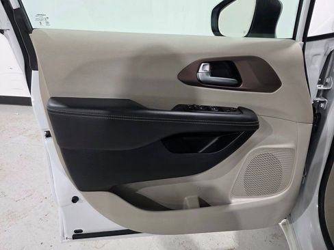 Used 2024 Chrysler Voyager LX image 17