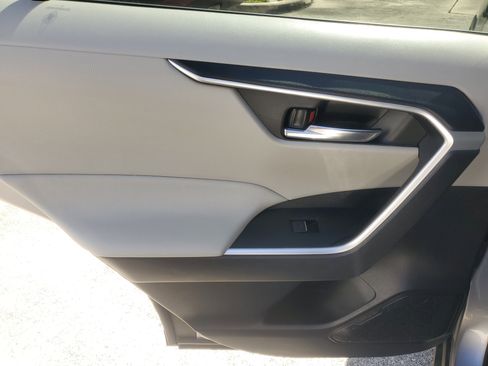 Used 2022 Toyota RAV4 XLE Premium image 15