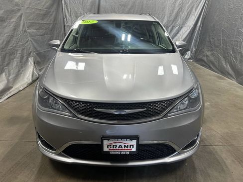Used 2017 Chrysler Pacifica Touring-L image 2