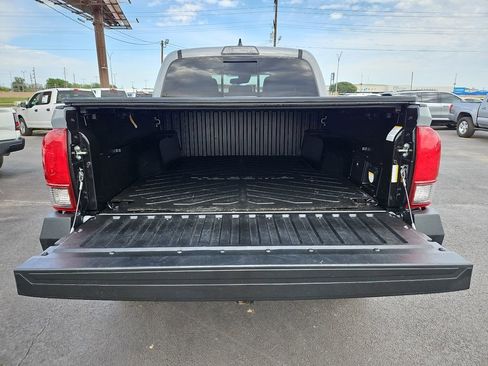 Used 2019 Toyota Tacoma TRD Sport w/ Technology Package AWD/4WD image 14
