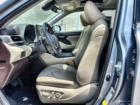 Used 2022 Toyota Highlander XLE FWD image 3