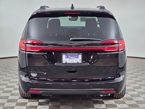 New 2026 Chrysler Pacifica Select w/ S Appearance Package FWD image 4