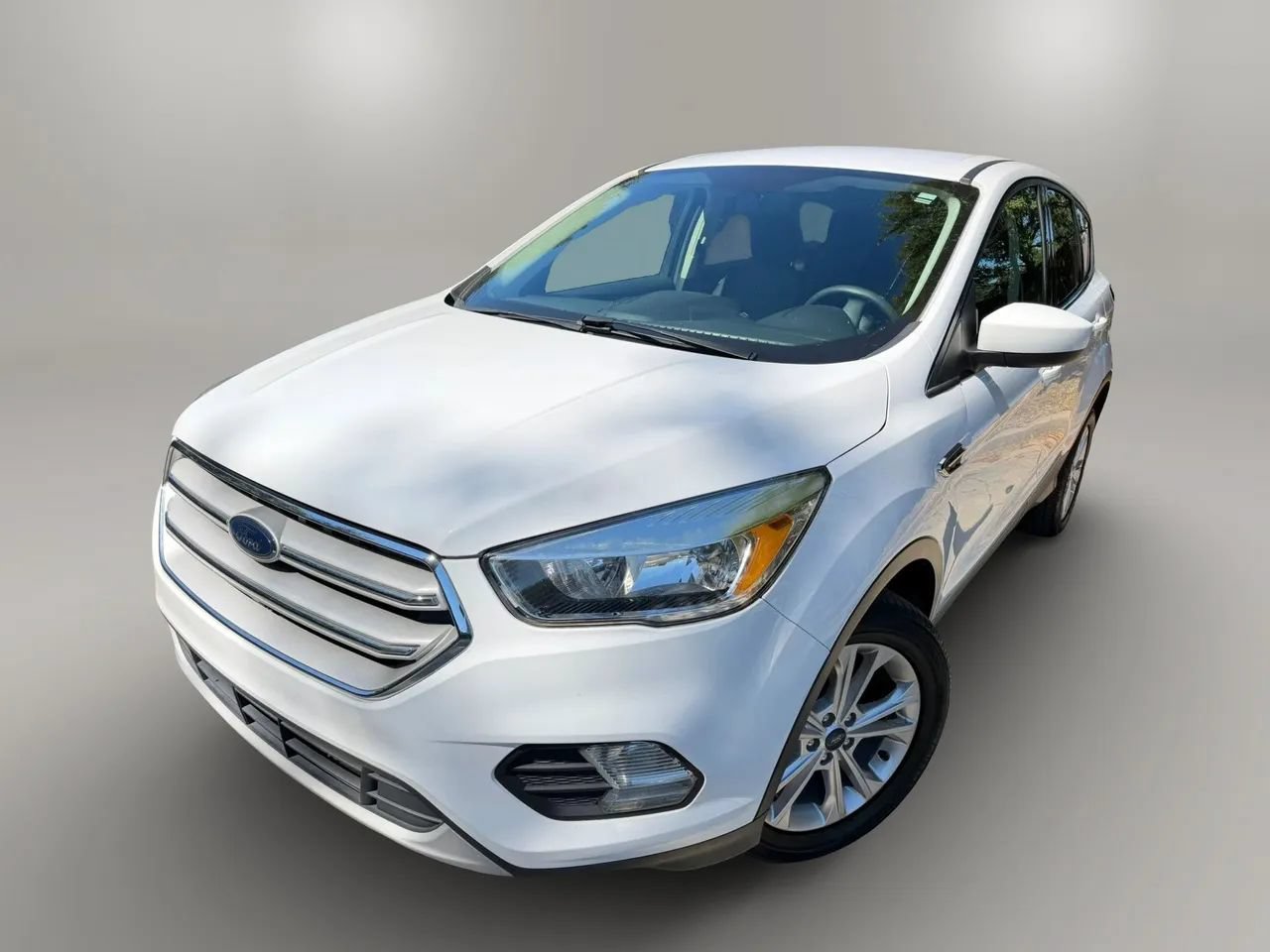 Used 2019 Ford Escape SE FWD image 1