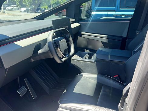 Used 2025 Tesla Cybertruck AWD Crew Cab image 9