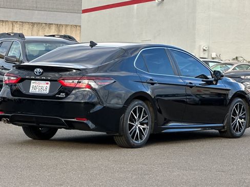 Used 2022 Toyota Camry SE image 2