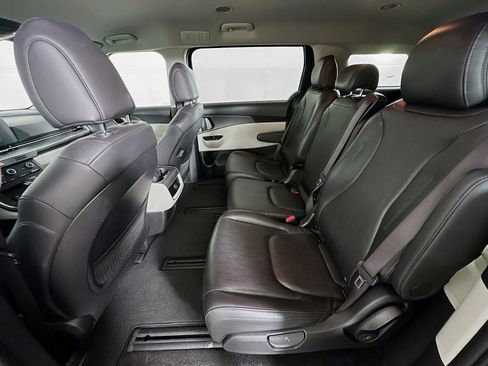 Used 2024 Kia Carnival LX image 27