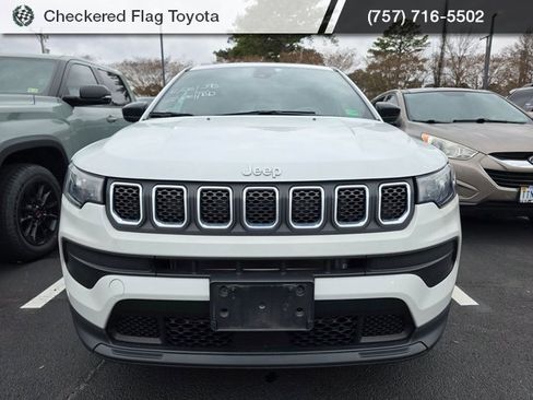 Used 2023 Jeep Compass Sport image 2