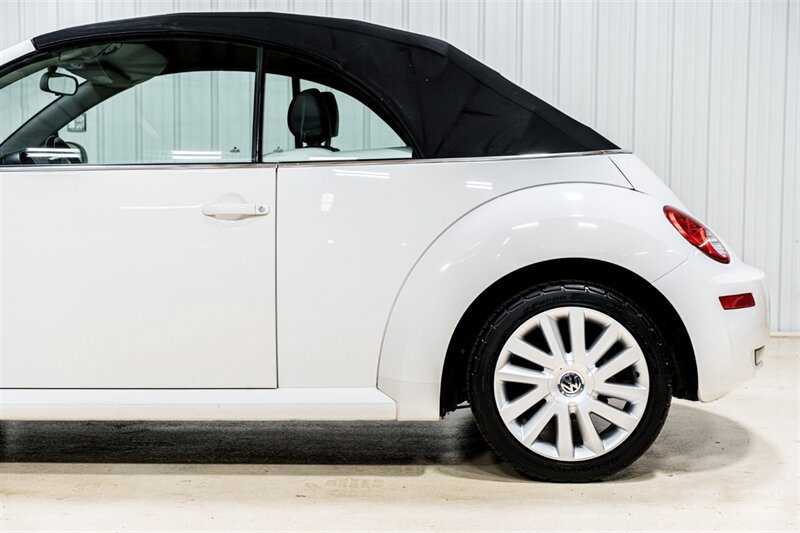 Used 2010 Volkswagen Beetle Convertible FWD image 4