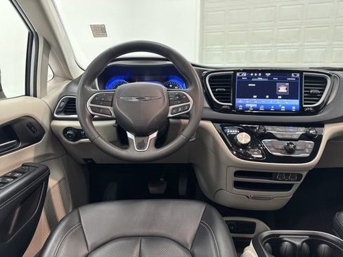 Used 2024 Chrysler Pacifica Touring-L FWD image 22