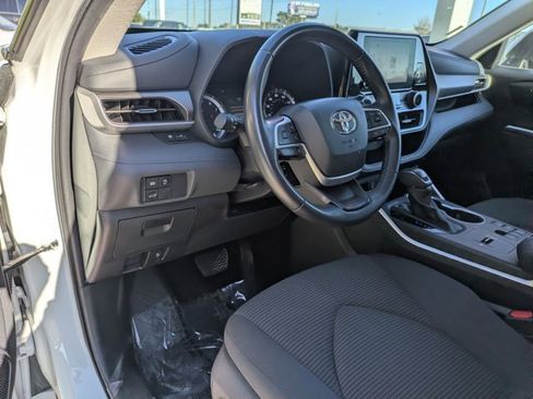 Used 2024 Toyota Highlander LE image 5