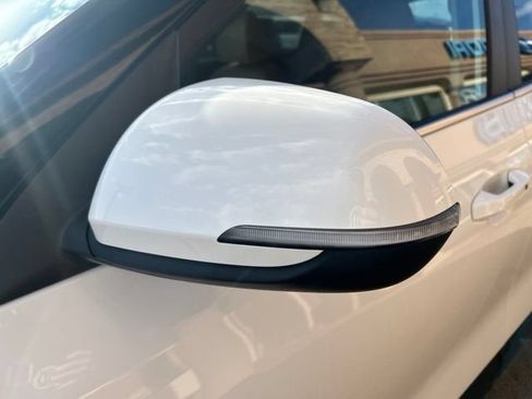 Used 2024 Kia Seltos EX FWD image 16
