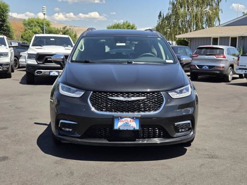 Used 2023 Chrysler Pacifica Limited FWD image 2