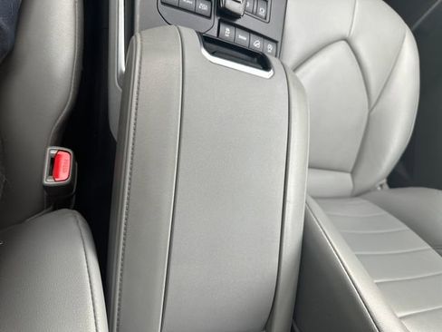 Used 2022 Toyota Highlander XLE AWD/4WD image 17
