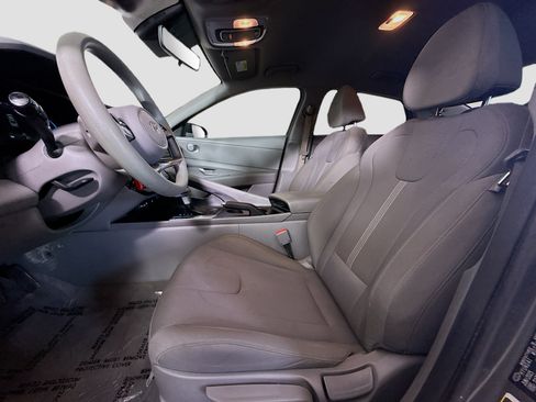 Used 2025 Hyundai Elantra SE FWD image 21