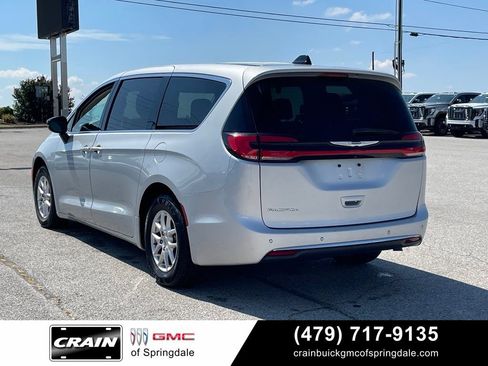 Used 2024 Chrysler Pacifica Touring-L FWD image 5