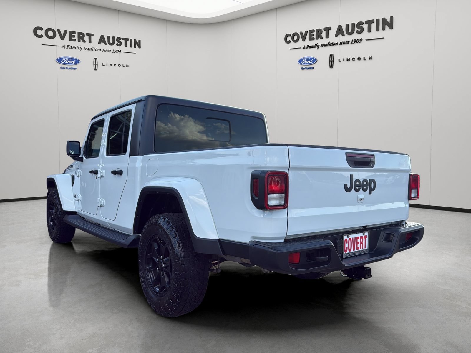 Used 2023 Jeep Gladiator Sport AWD/4WD image 3