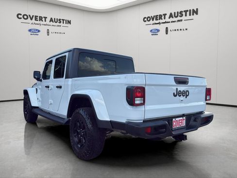 Used 2023 Jeep Gladiator Sport AWD/4WD image 3