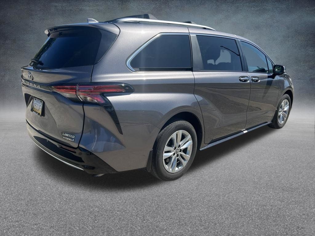 Used 2024 Toyota Sienna Limited FWD image 3