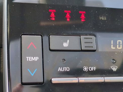 Used 2021 Toyota Avalon XSE image 24