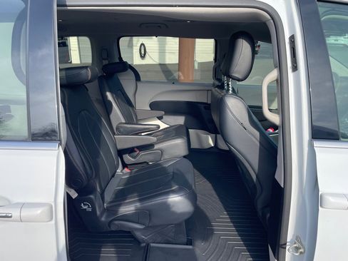 Used 2020 Chrysler Pacifica Touring-L image 18