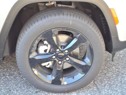 New 2025 Jeep Grand Cherokee Limited w/ Black Appearance Package image 10