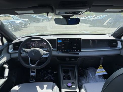 New 2026 Volkswagen Tiguan SE R-Line image 9