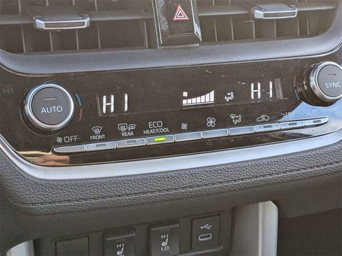 Used 2023 Toyota Corolla Cross XLE image 21