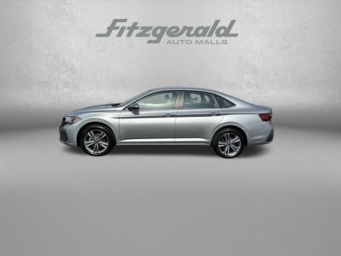 Used 2024 Volkswagen Jetta SE image 4