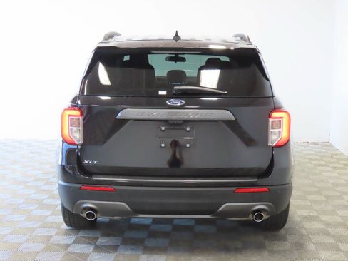 Used 2023 Ford Explorer XLT w/ Equipment Group 202A RWD image 4