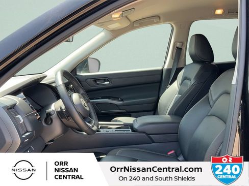 Used 2025 Nissan Pathfinder SL FWD image 18