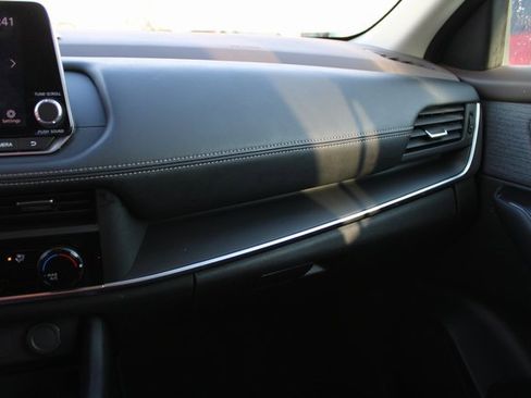 Used 2023 Nissan Rogue S image 27