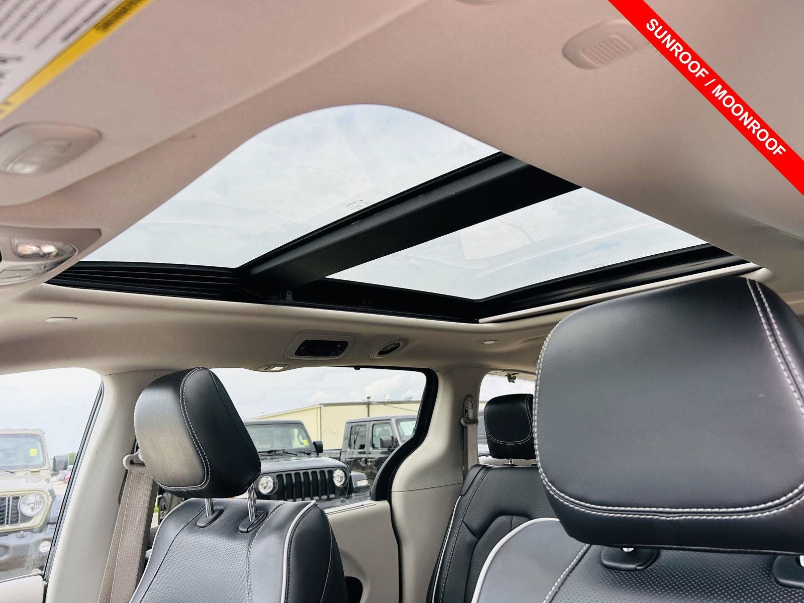 Used 2023 Chrysler Pacifica Limited FWD image 4