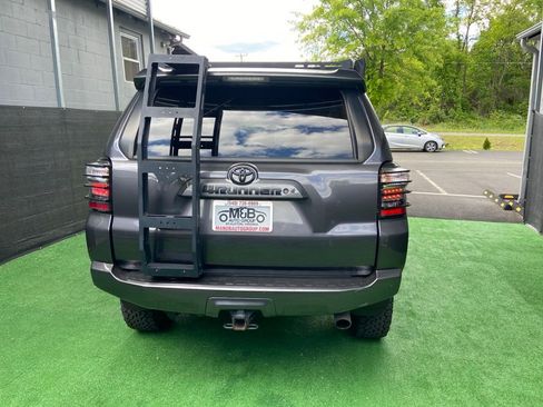 Used 2020 Toyota 4Runner SR5 AWD/4WD image 5