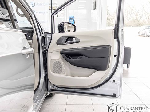Used 2024 Chrysler Pacifica Touring-L FWD image 39