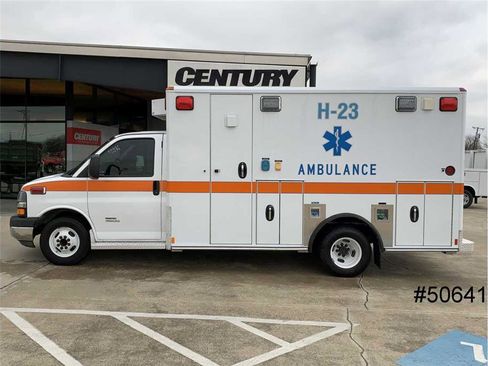 Used 2014 Chevrolet Express 4500 w/ Ambulance Package image 4