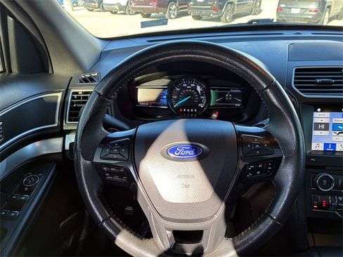 Used 2017 Ford Explorer XLT image 19