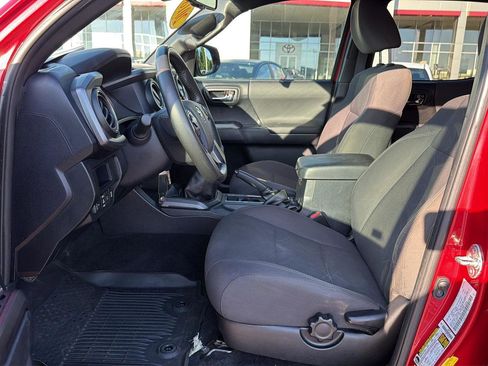 Used 2018 Toyota Tacoma TRD Sport AWD/4WD image 10