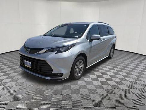 Used 2025 Toyota Sienna XLE FWD image 13