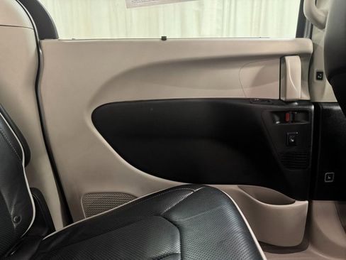 Used 2024 Chrysler Pacifica Limited image 35