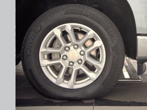 Used 2023 Chevrolet Silverado 1500 LT AWD/4WD image 7