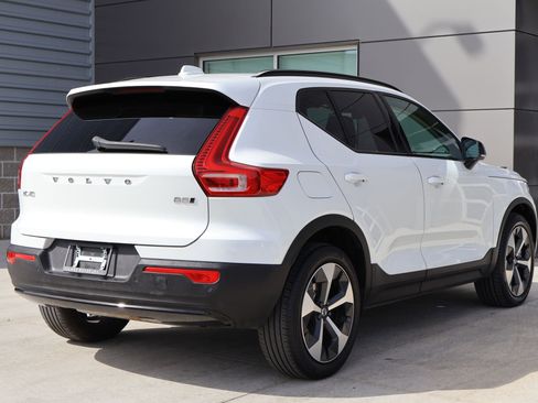 Used 2024 Volvo XC40 B5 Core image 5