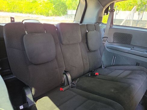 Used 2017 Dodge Grand Caravan SE FWD image 18