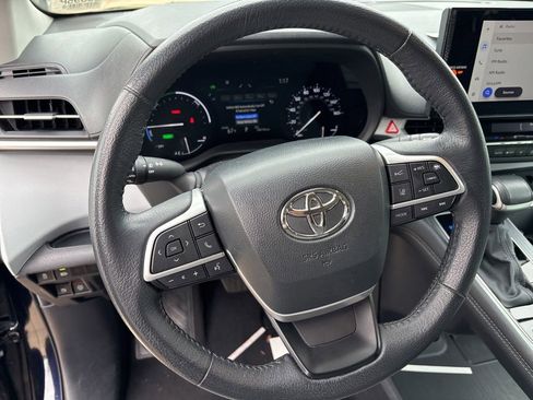 Used 2025 Toyota Sienna XLE FWD image 16