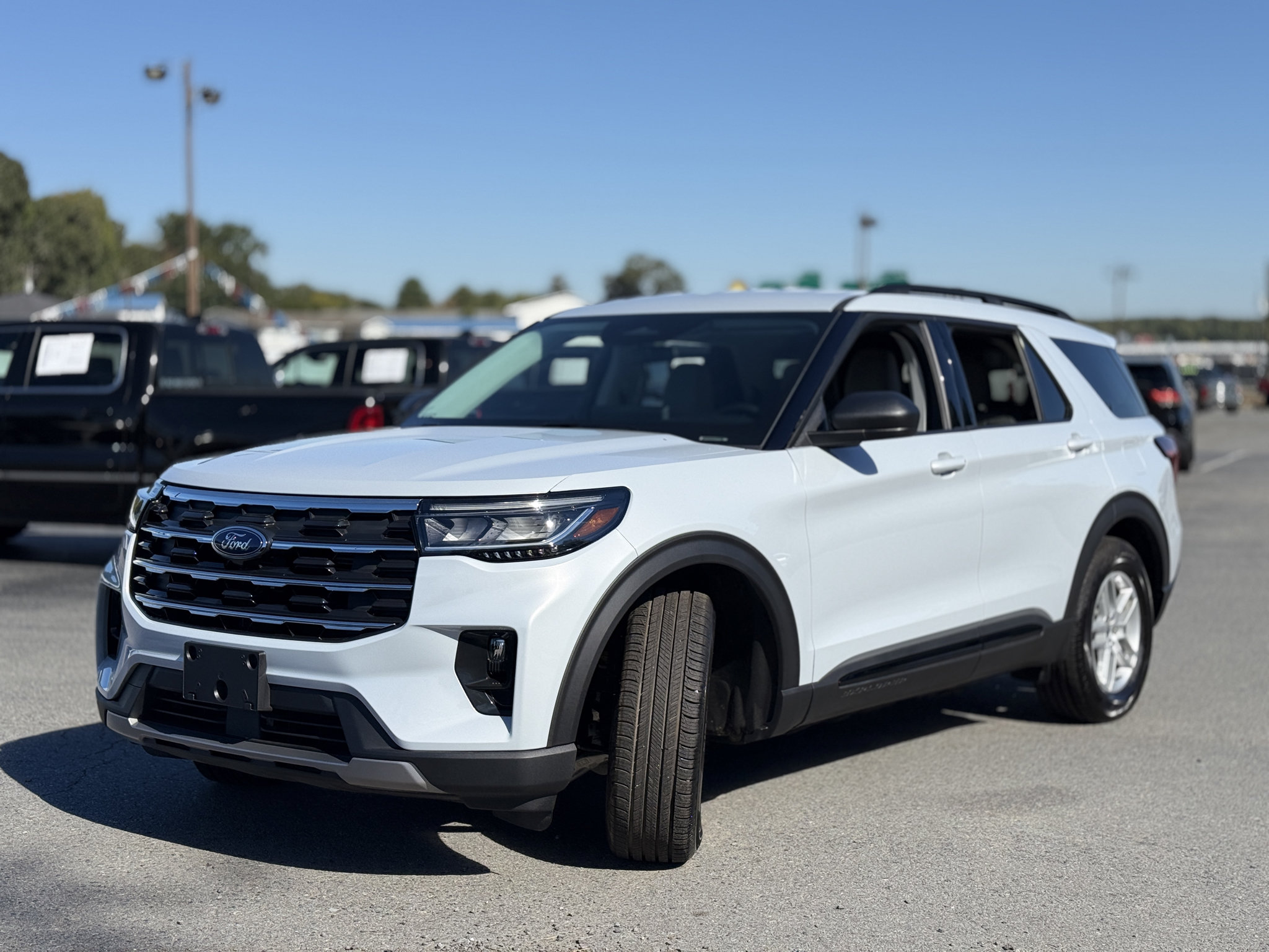 Used 2026 Ford Explorer Active w/ Active Comfort Package RWD image 3