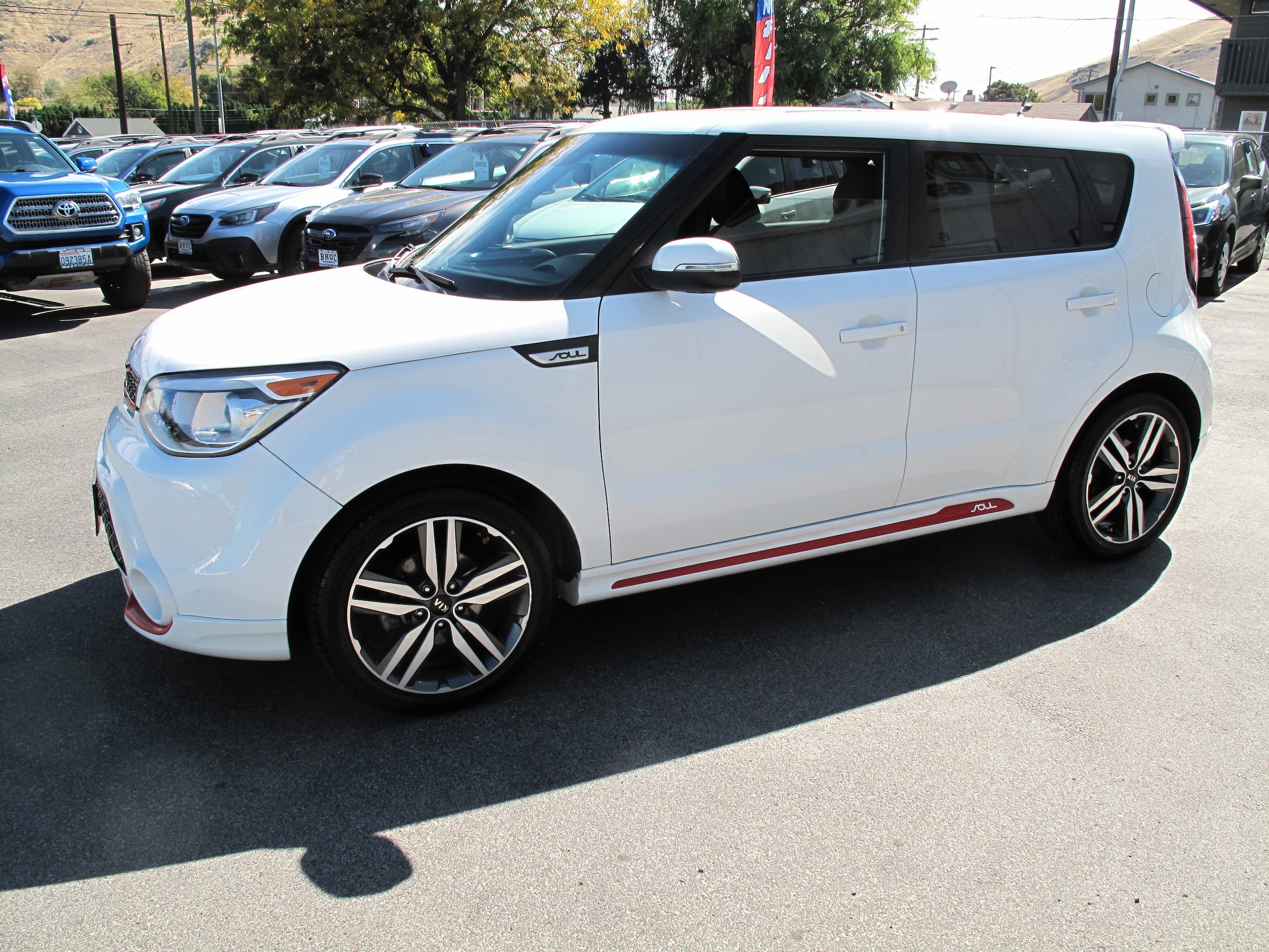 Used 2014 Kia Soul + FWD image 3